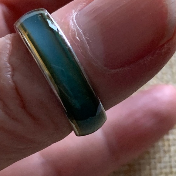 70’ Classic Mood Ring with Color-Changing Stone - Picture 3 of 8